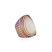 Charger l&#39;image dans la galerie, Bague en or jaune ornée d&#39;un cabochon d&#39;opale et saphirs multicolores
