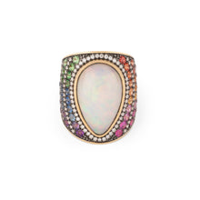 Charger l&#39;image dans la galerie, Bague en or jaune ornée d&#39;un cabochon d&#39;opale et saphirs multicolores
