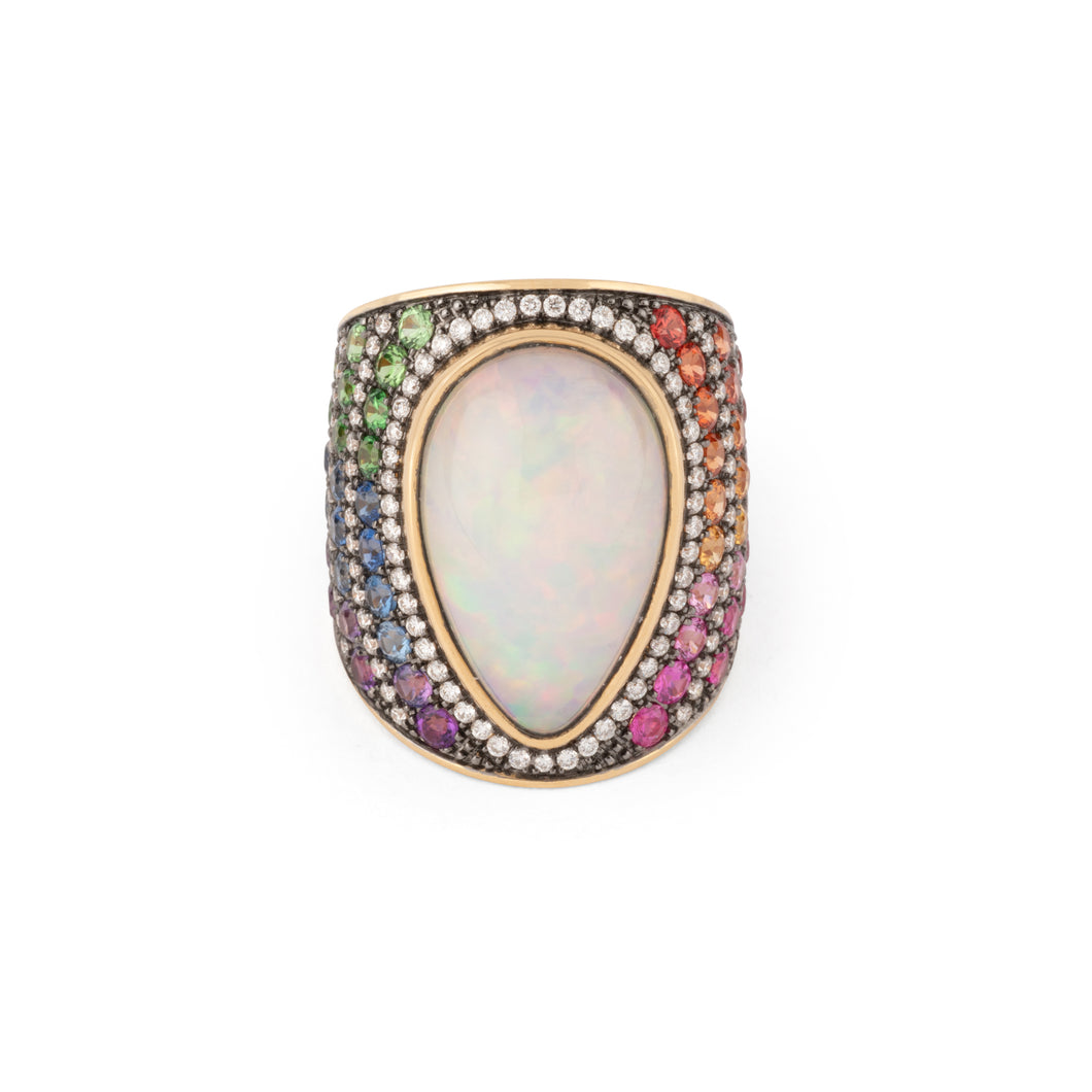 Bague en or jaune ornée d'un cabochon d'opale et saphirs multicolores