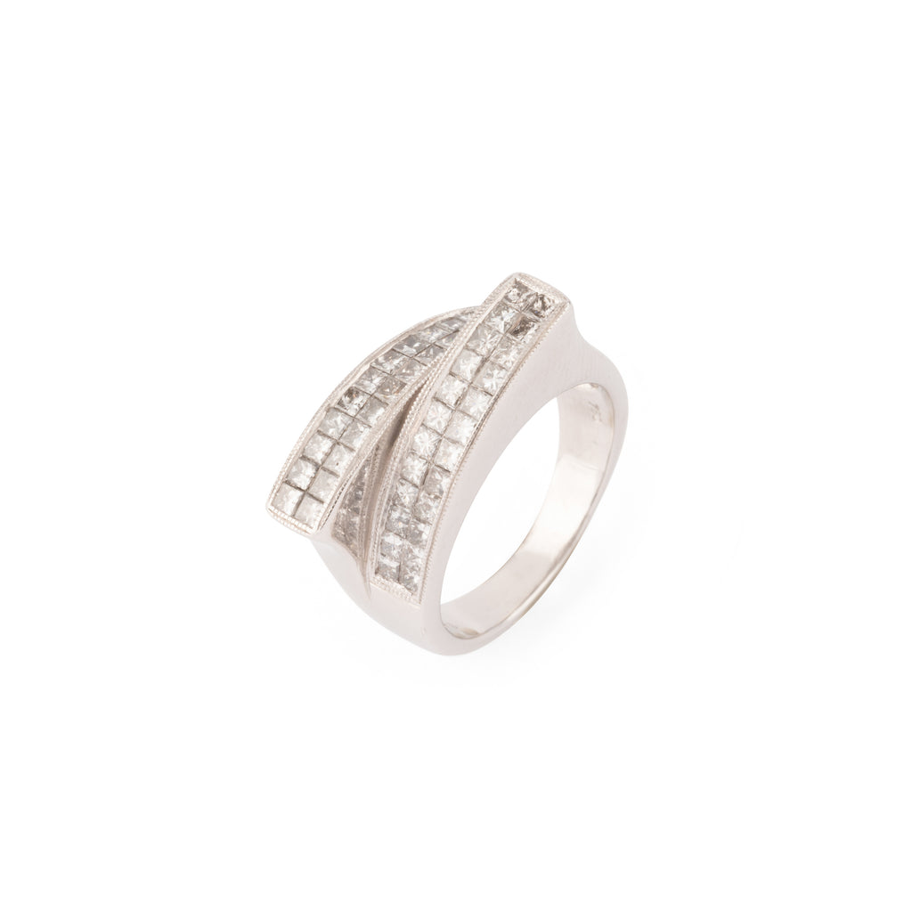 Bague en or gris design en diamant taille princesse