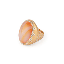 Charger l&#39;image dans la galerie, Bague en or jaune brossé ornée d&#39;une agate et diamant
