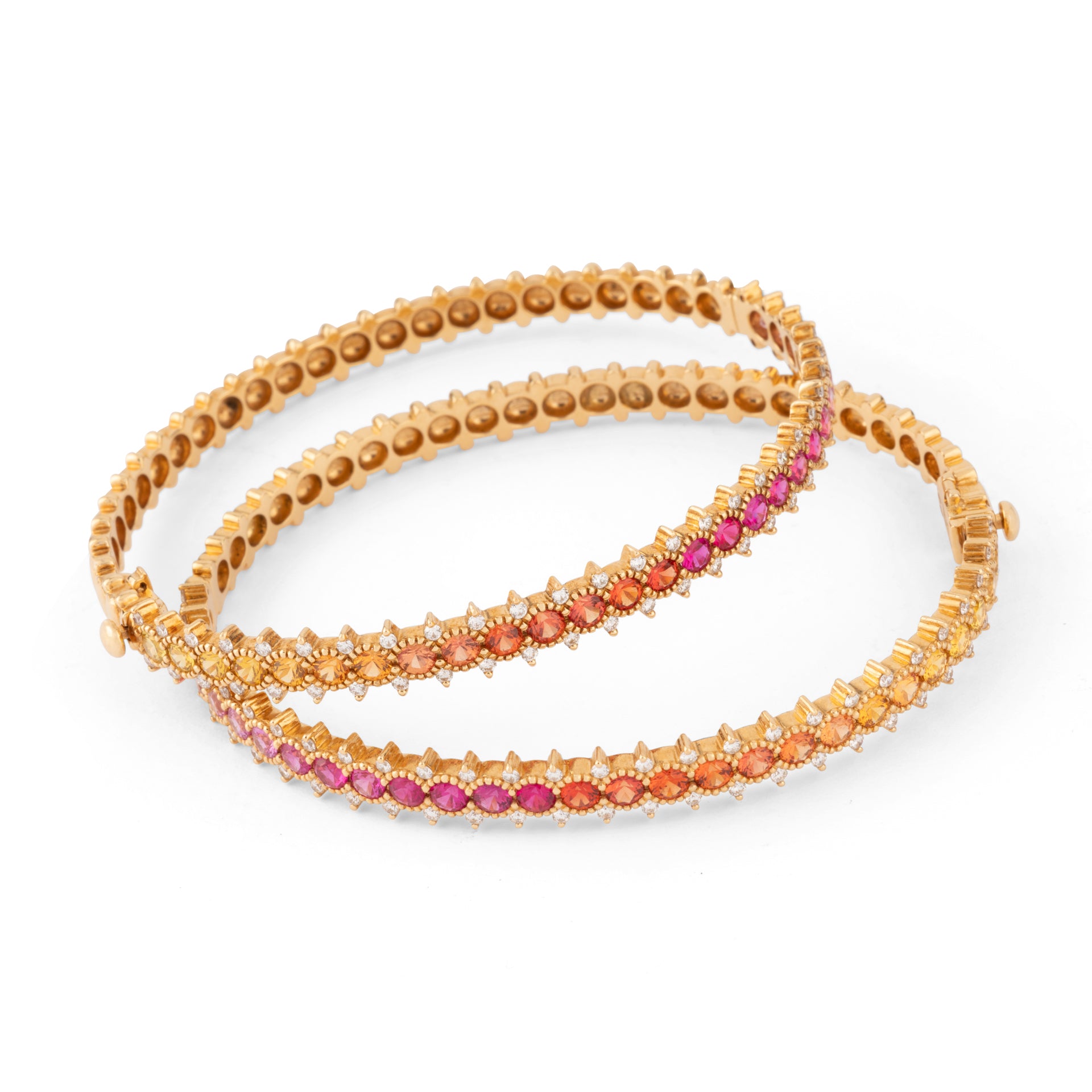 Bracelet rigide ouvrant en or rose ornée de saphirs multicolores