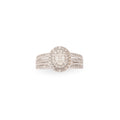 Bague en or gris ornée d'un diamant ovale et pavée de diamants