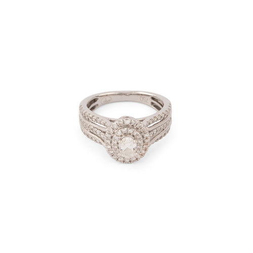 Bague en or gris ornée d'un diamant ovale et pavée de diamants