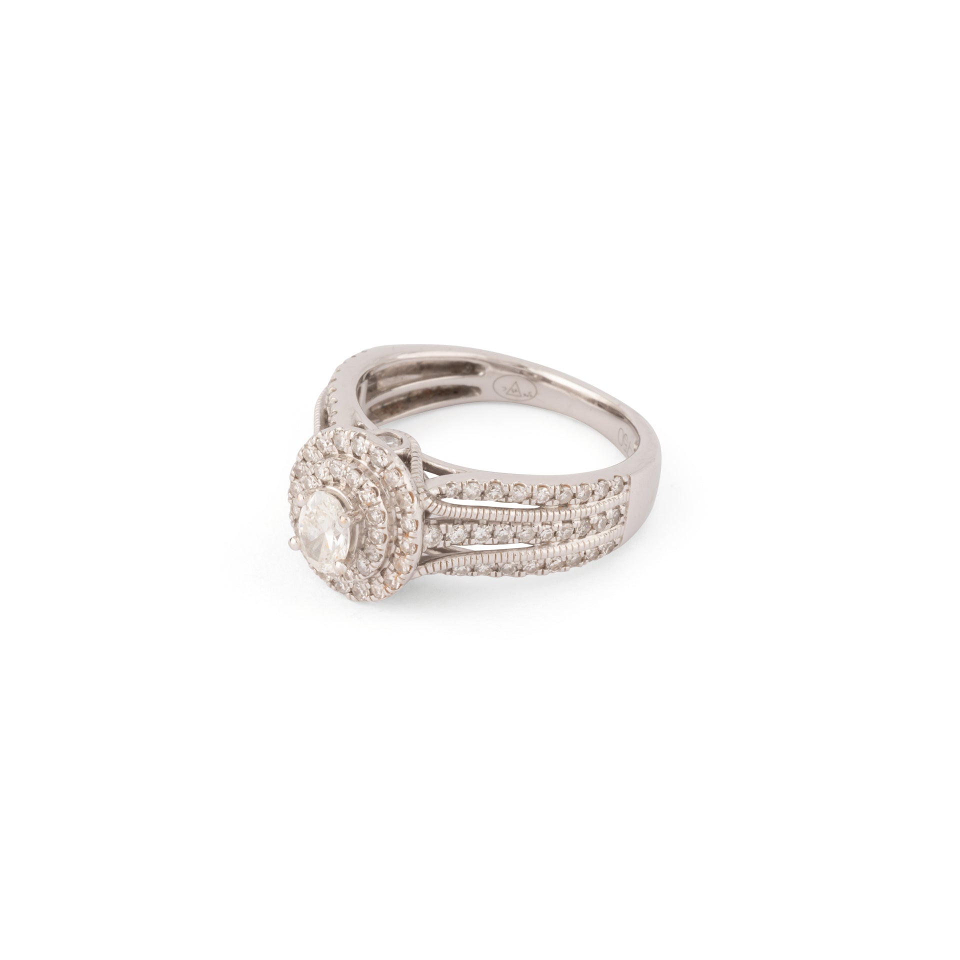 Bague en or gris ornée d'un diamant ovale et pavée de diamants