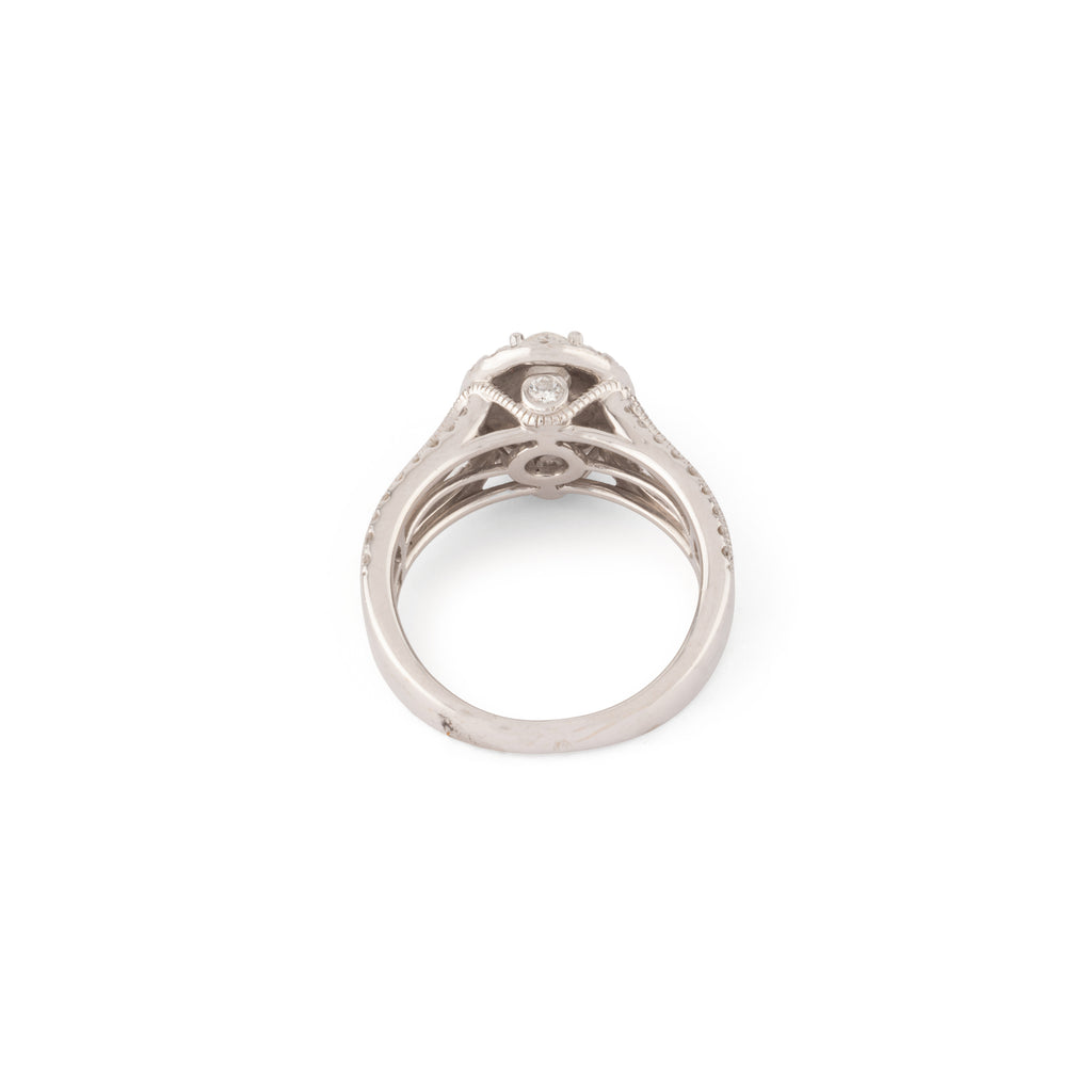 Bague en or gris ornée d'un diamant ovale et pavée de diamants