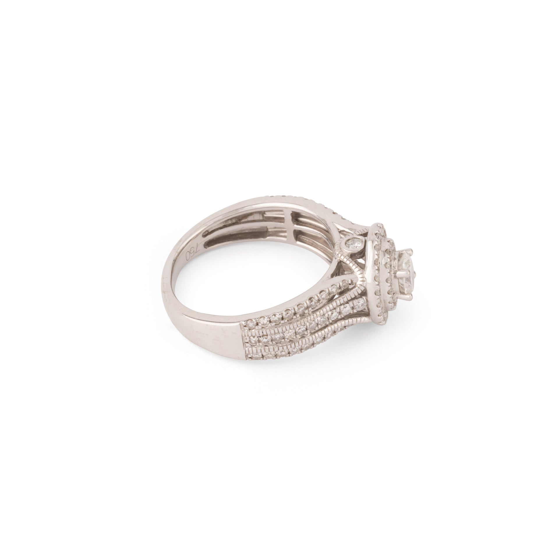 Bague en or gris ornée d'un diamant ovale et pavée de diamants