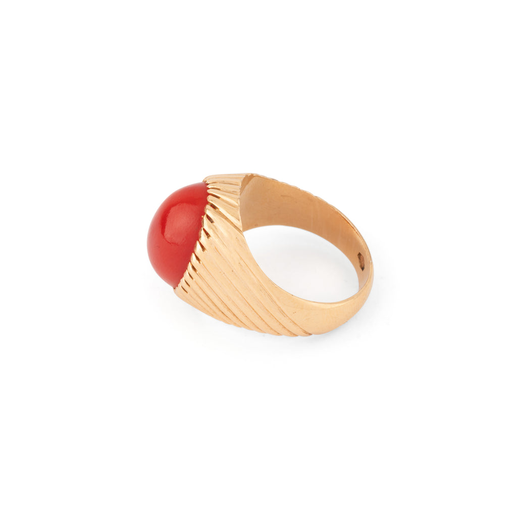Bague chevalière ornée d'un cabochon de corail sur or jaune