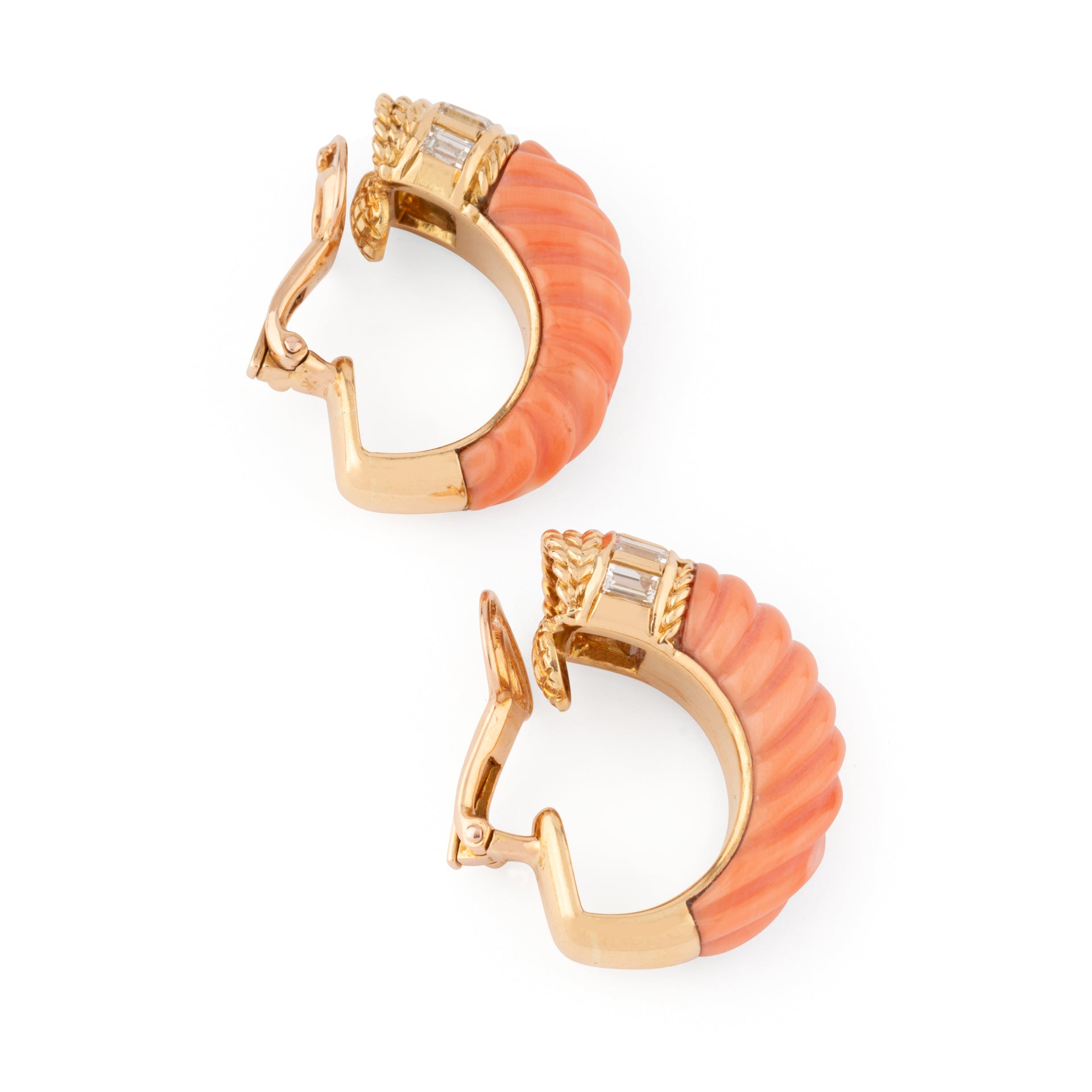 Paire de boucles d'oreille en Corail et diamant de la maison Boucheron
