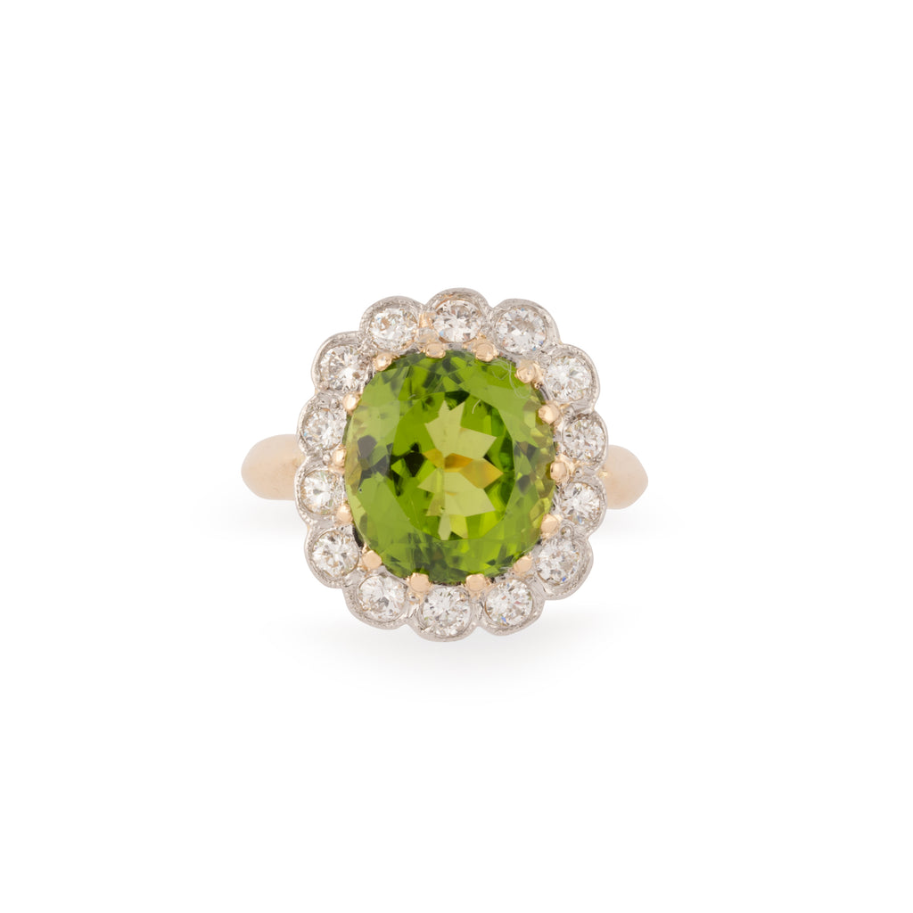 Bague Margueritte ornée d'un péridot, entouré de diamant