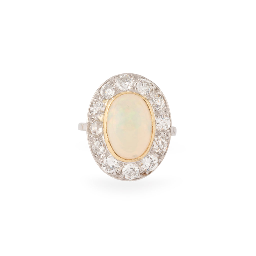 Bague en opale ovale entourée de diamants