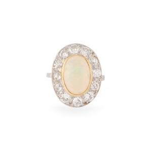 Bague en opale ovale entourée de diamants