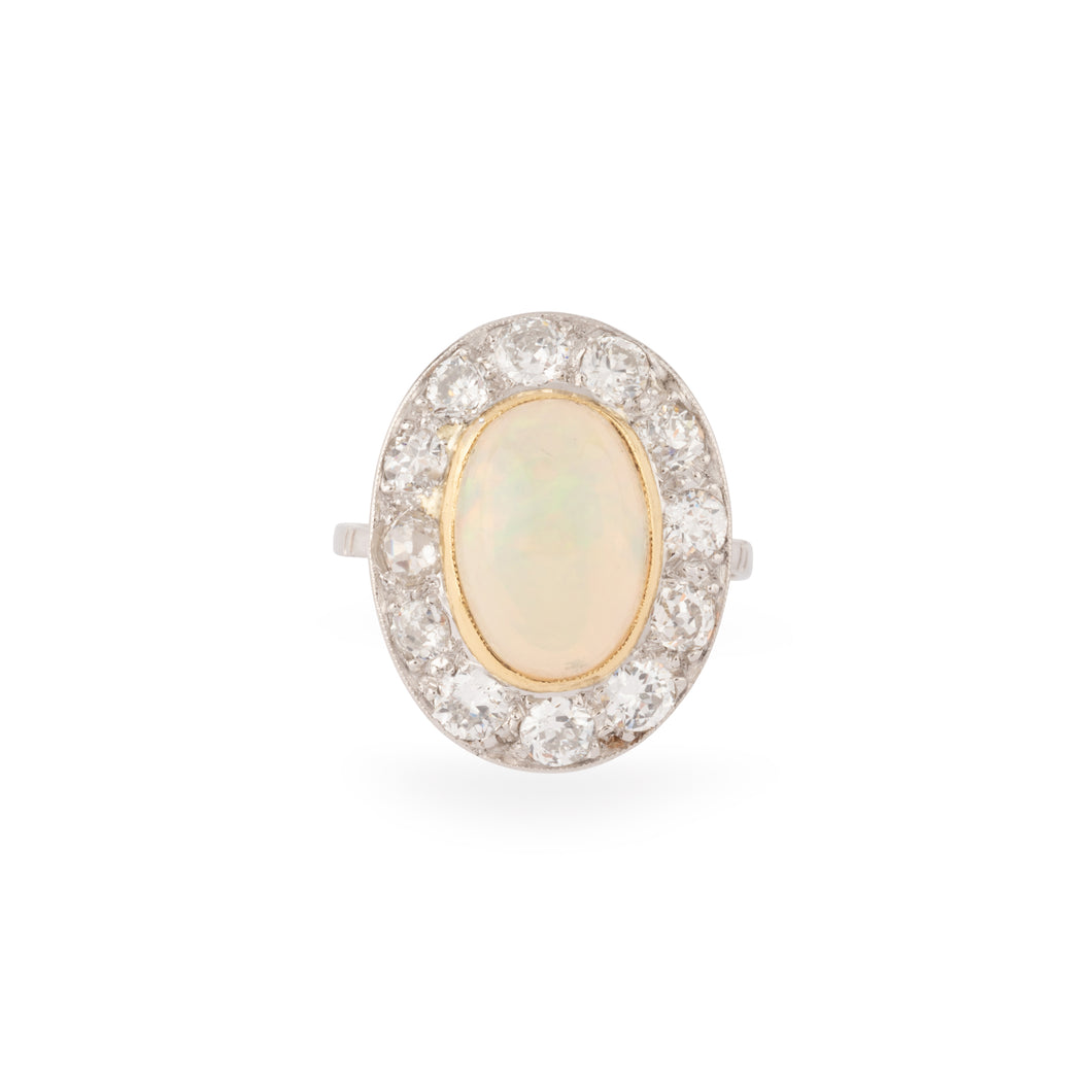 Bague en opale ovale entourée de diamants