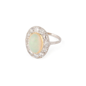 Bague en opale ovale entourée de diamants