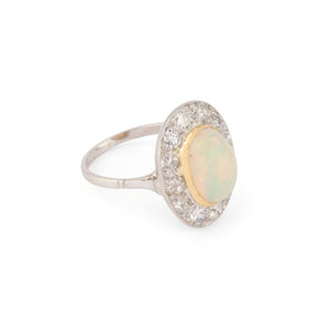 Bague en opale ovale entourée de diamants