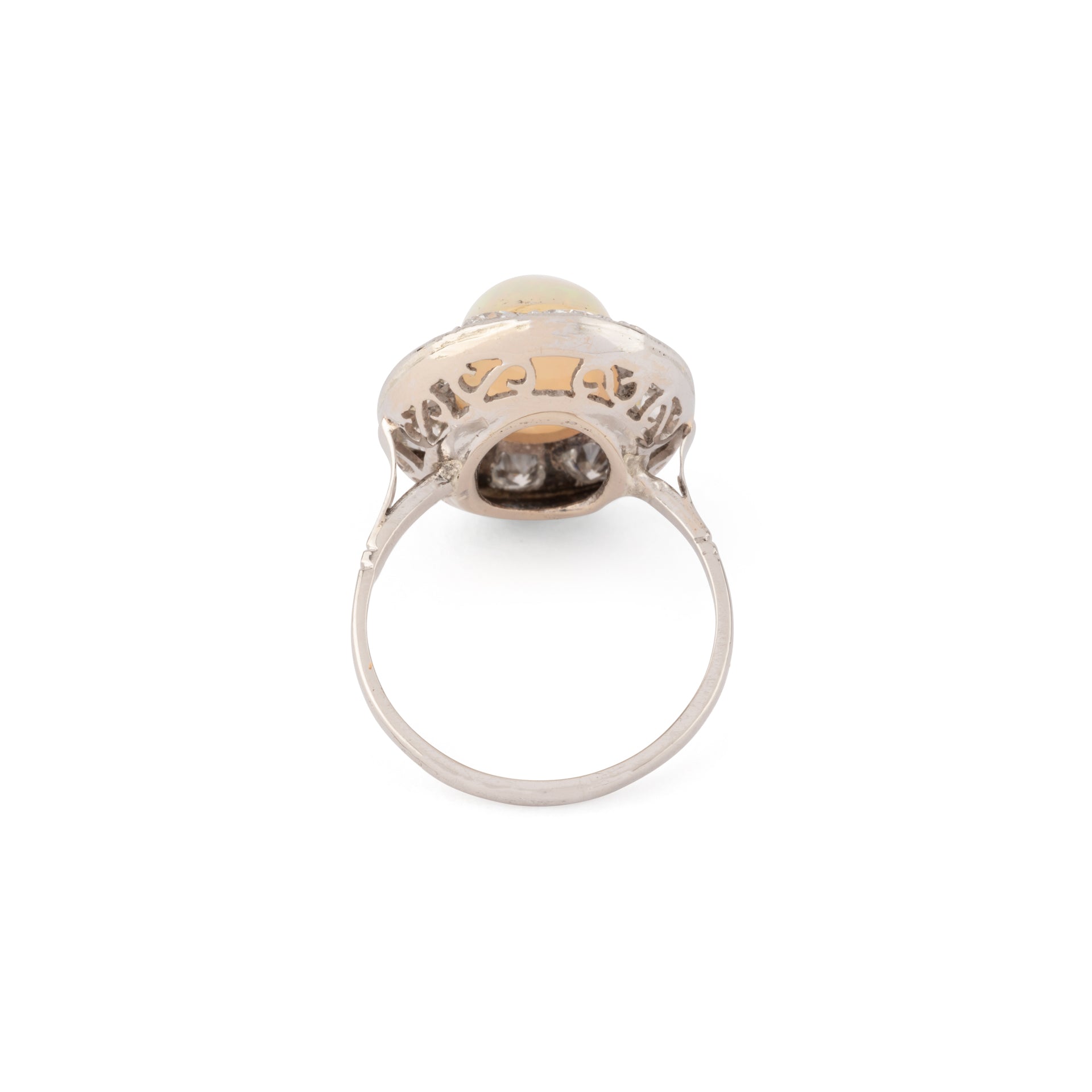 Bague en opale ovale entourée de diamants
