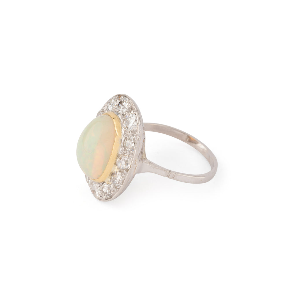Bague en opale ovale entourée de diamants