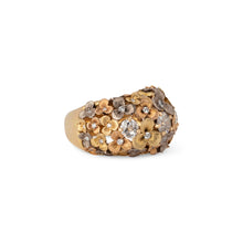 Charger l&#39;image dans la galerie, Bague 3 ors ornée de décor floral intercalée de diamant
