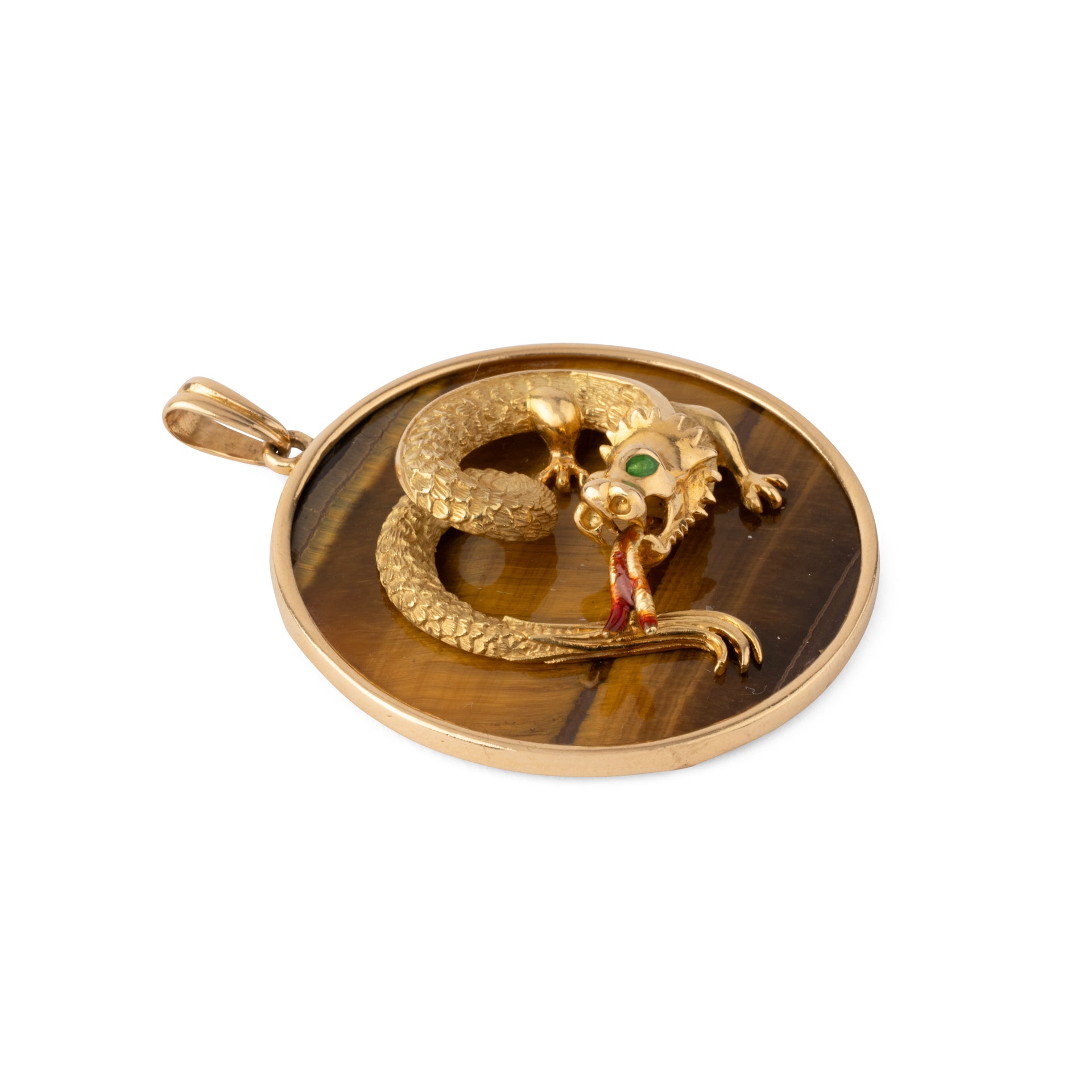 Pendentif en or jaune représentant un dragon en relief sur un œil-de-tigre