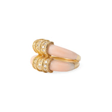 Charger l&#39;image dans la galerie, Bague double anneaux en corail peau d&#39;ange sur or jaune
