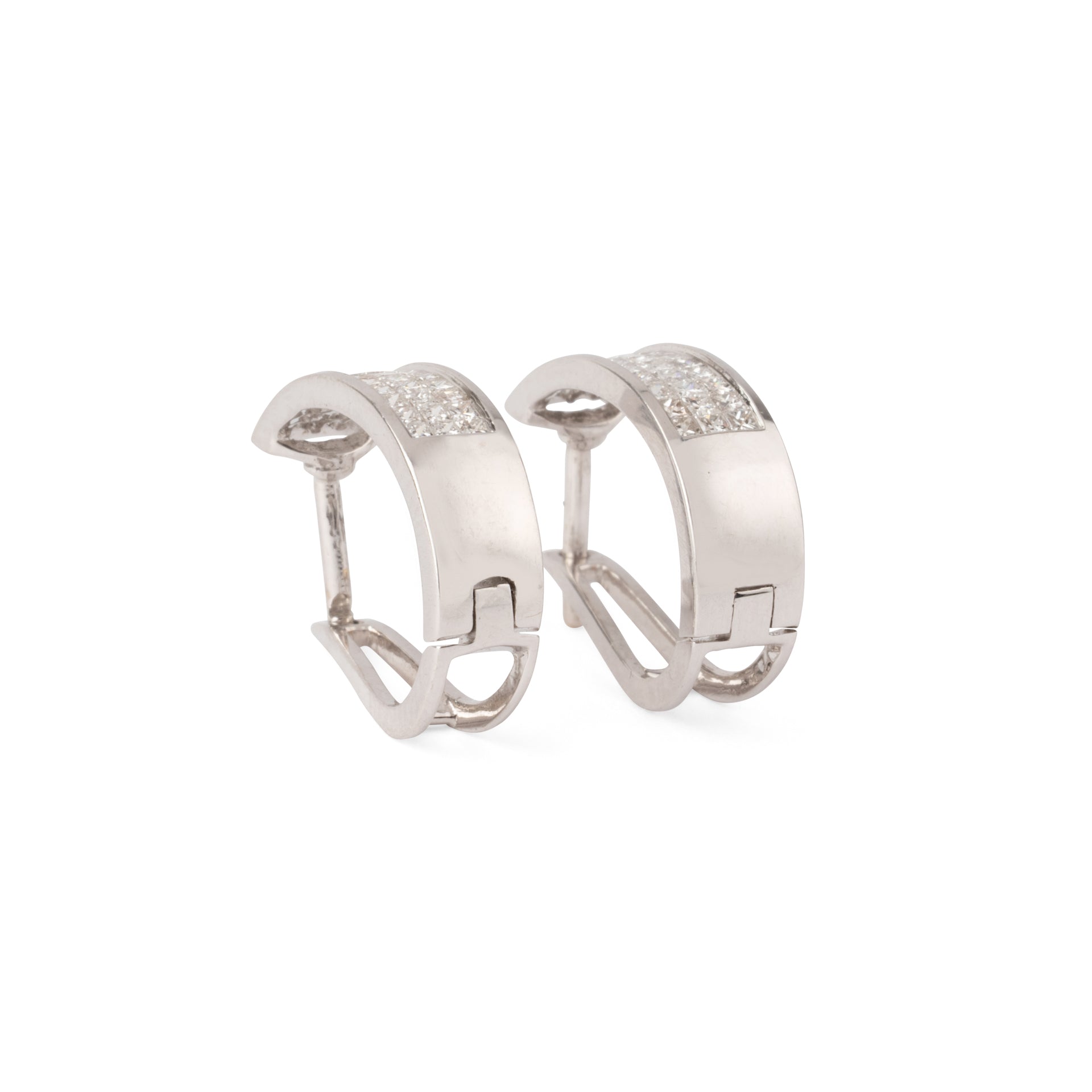 Créoles en or gris 18k serties de trois lignes de diamants taille princesse