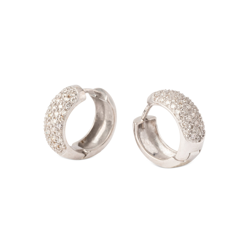 Créoles en or gris au design bombé, entièrement pavées de diamants