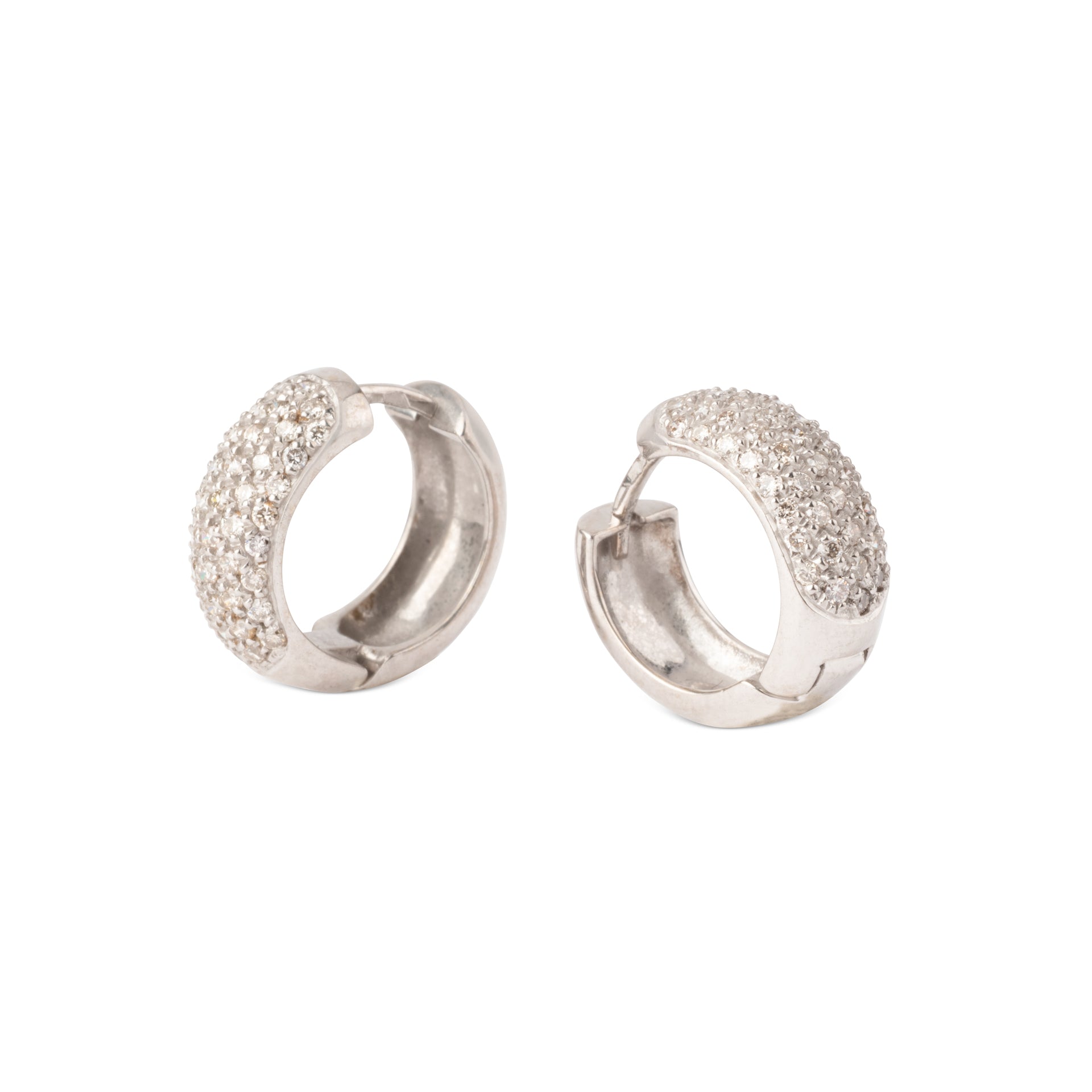 Créoles en or gris au design bombé, entièrement pavées de diamants