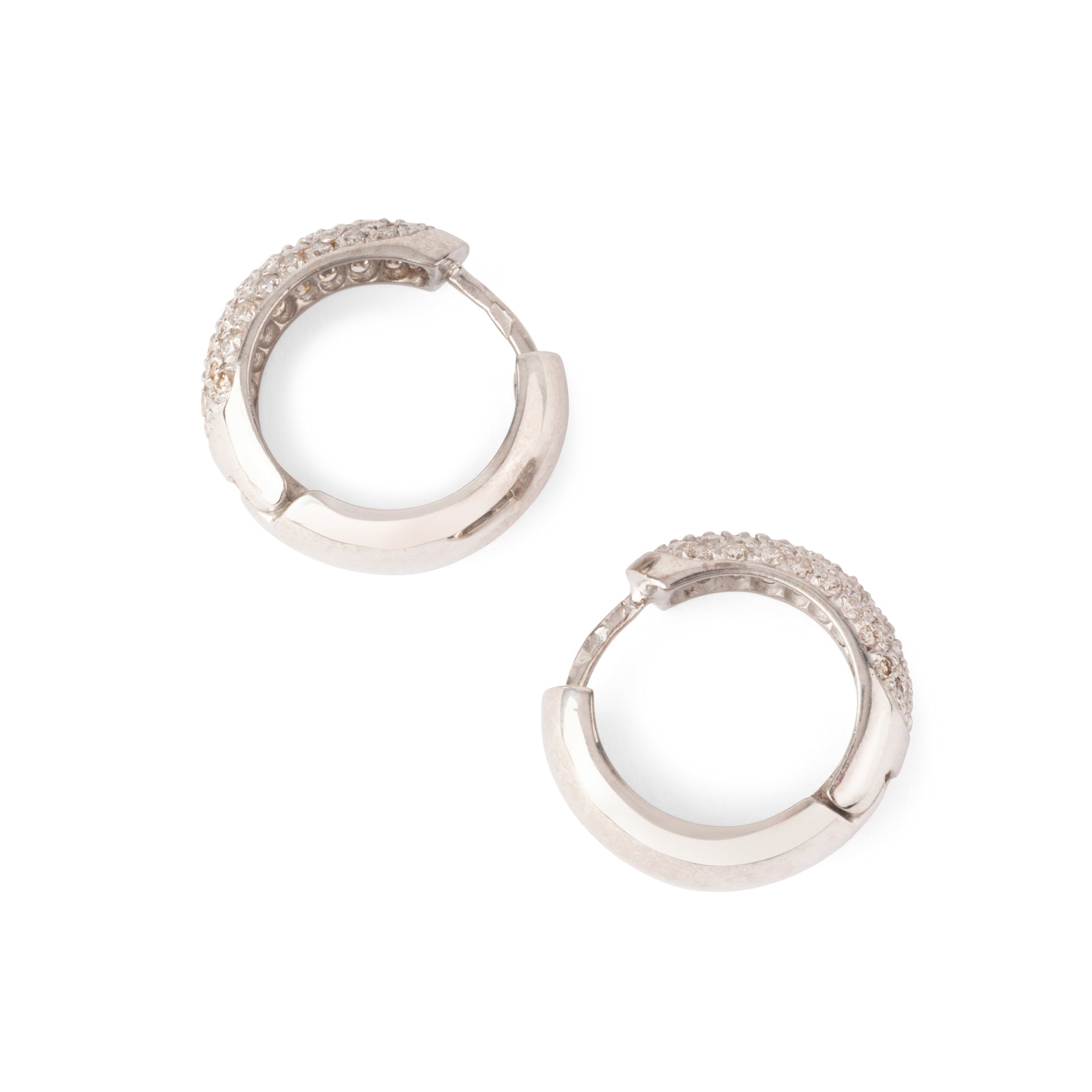 Créoles en or gris au design bombé, entièrement pavées de diamants