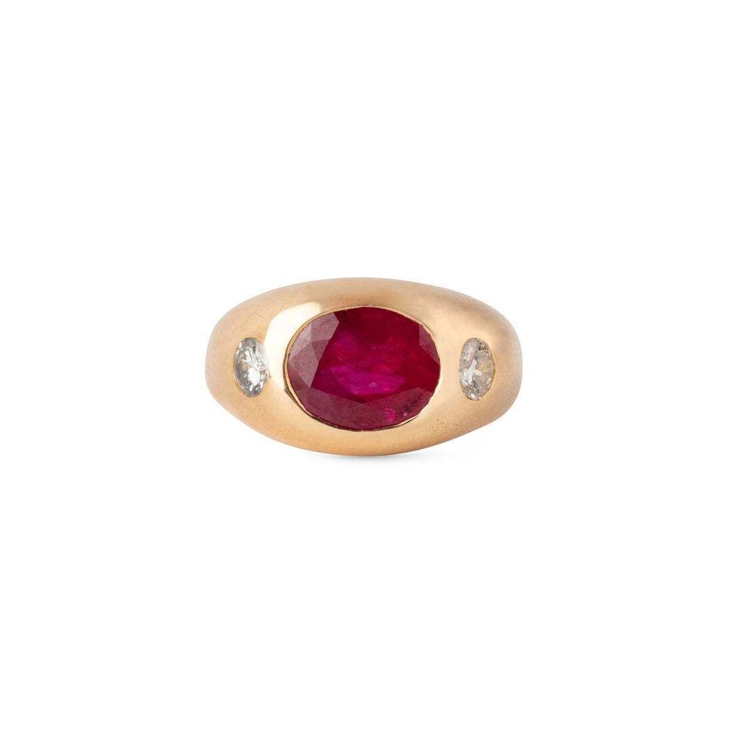 Bague en or jaune ornée d'un rubis épaulé de 2 diamants