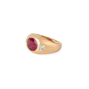 Bague en or jaune ornée d'un rubis épaulé de 2 diamants