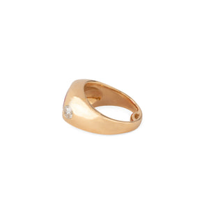 Bague en or jaune ornée d'un rubis épaulé de 2 diamants