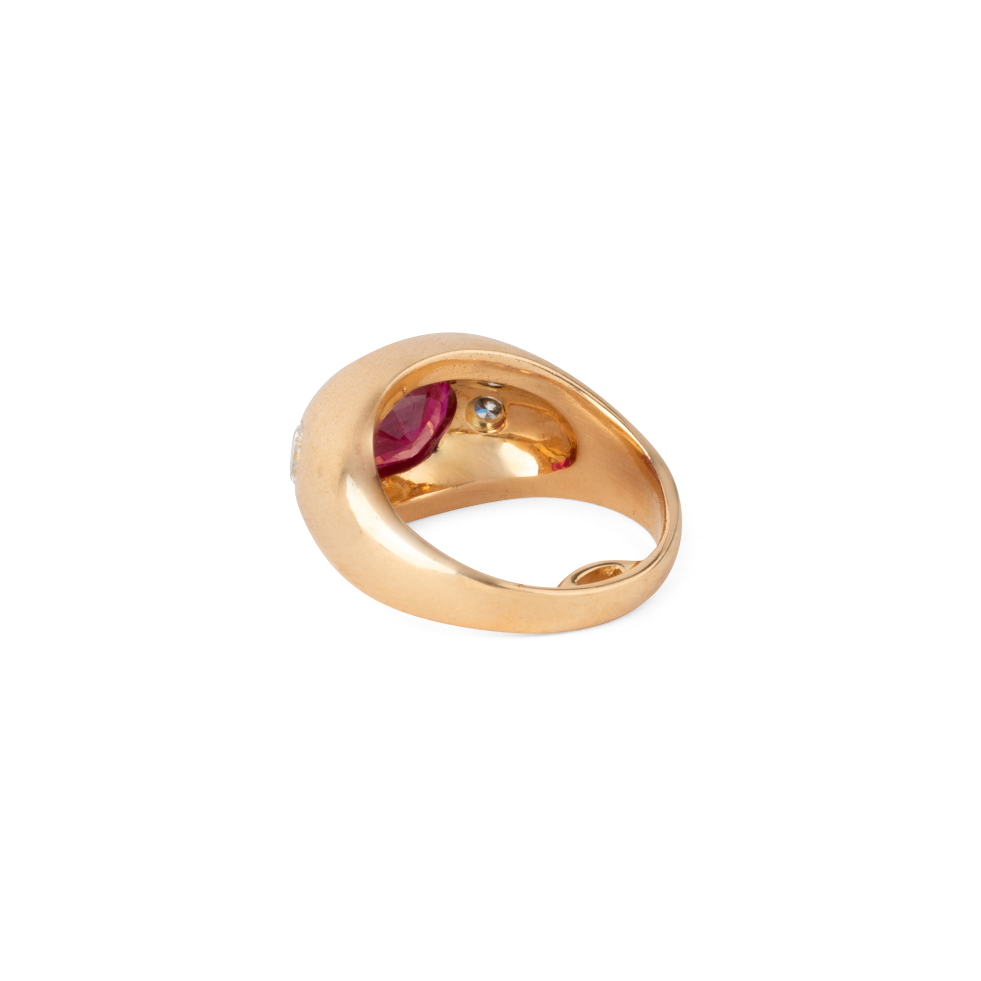 Bague en or jaune ornée d'un rubis épaulé de 2 diamants