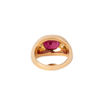Charger l&#39;image dans la galerie, Bague en or jaune ornée d&#39;un rubis épaulé de 2 diamants

