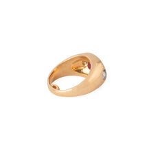 Charger l&#39;image dans la galerie, Bague en or jaune ornée d&#39;un rubis épaulé de 2 diamants
