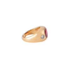 Charger l&#39;image dans la galerie, Bague en or jaune ornée d&#39;un rubis épaulé de 2 diamants
