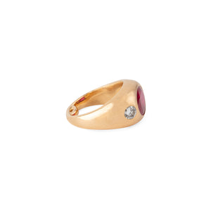 Bague en or jaune ornée d'un rubis épaulé de 2 diamants
