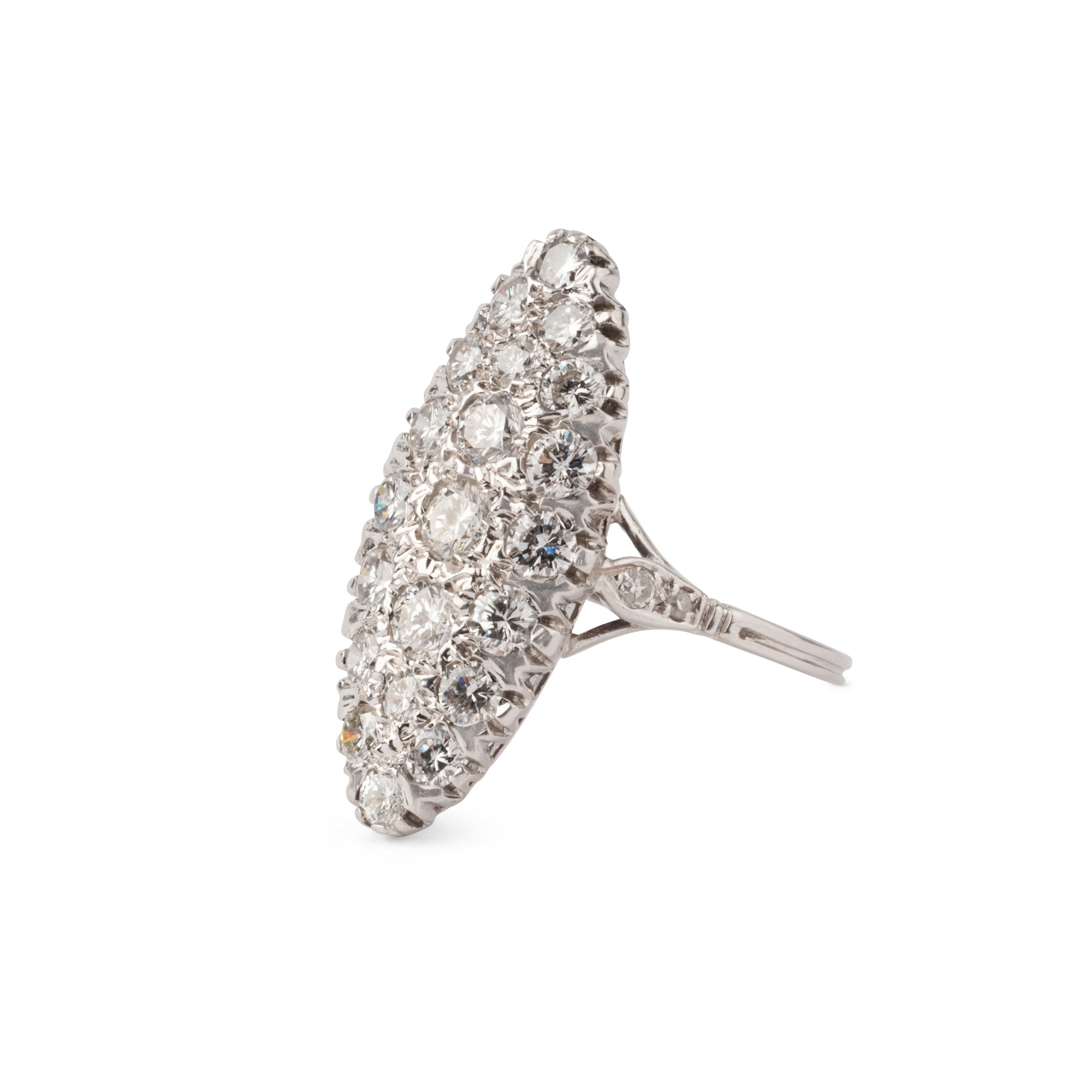 Bague marquise en or gris entièrement sertie de diamants