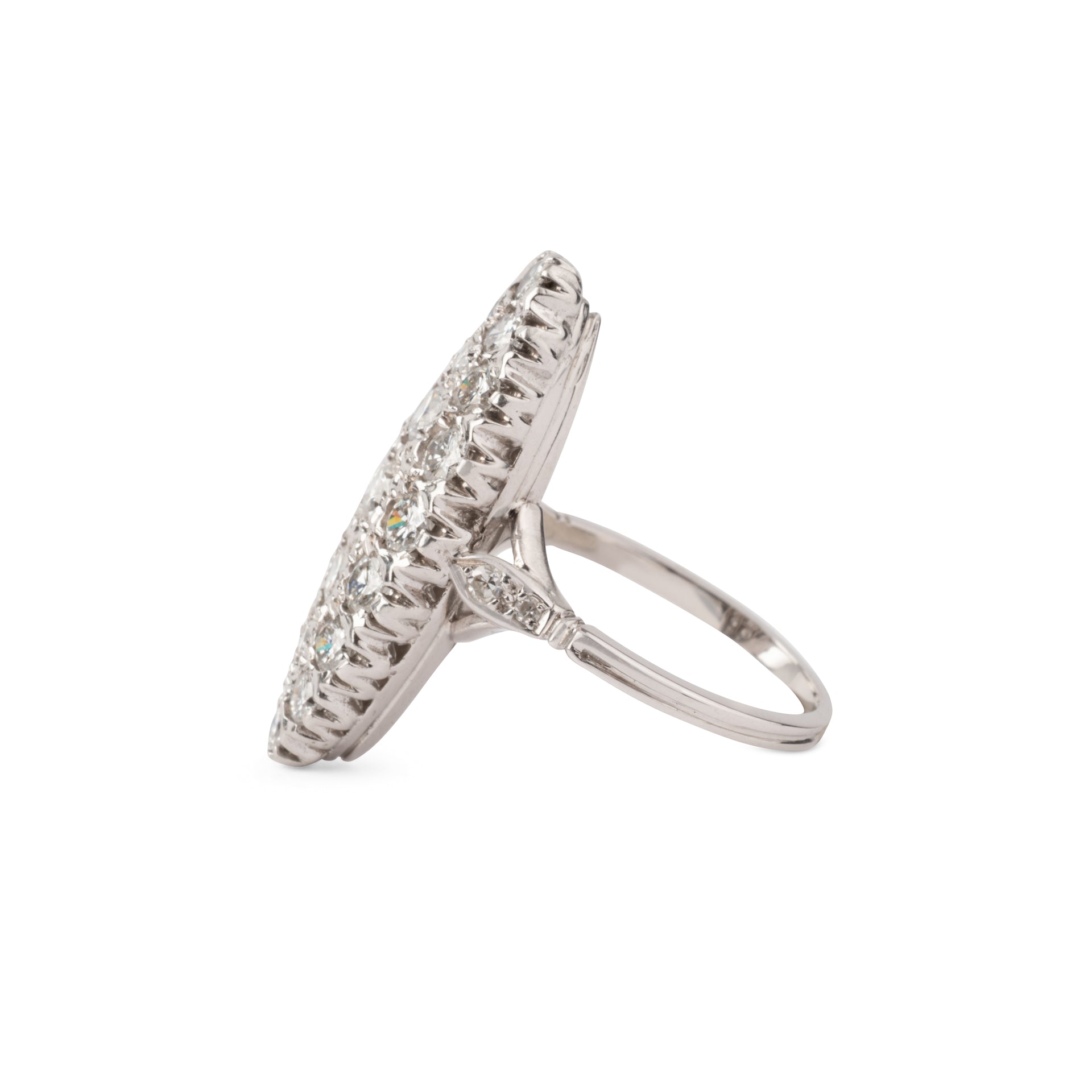Bague marquise en or gris entièrement sertie de diamants