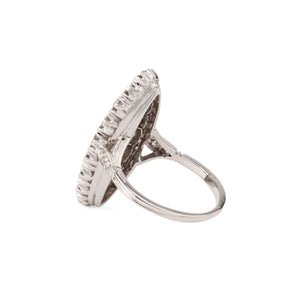 Bague marquise en or gris entièrement sertie de diamants