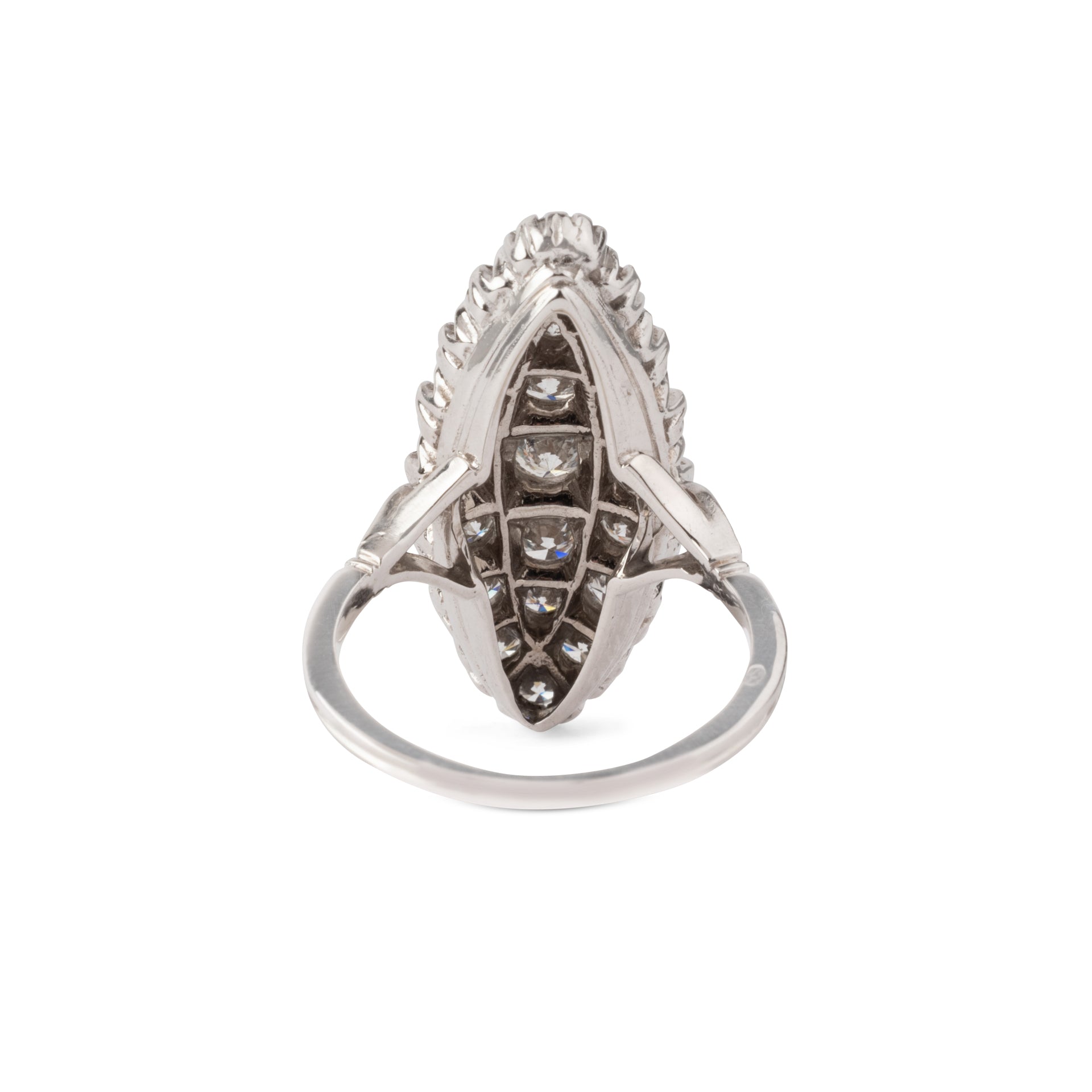Bague marquise en or gris entièrement sertie de diamants