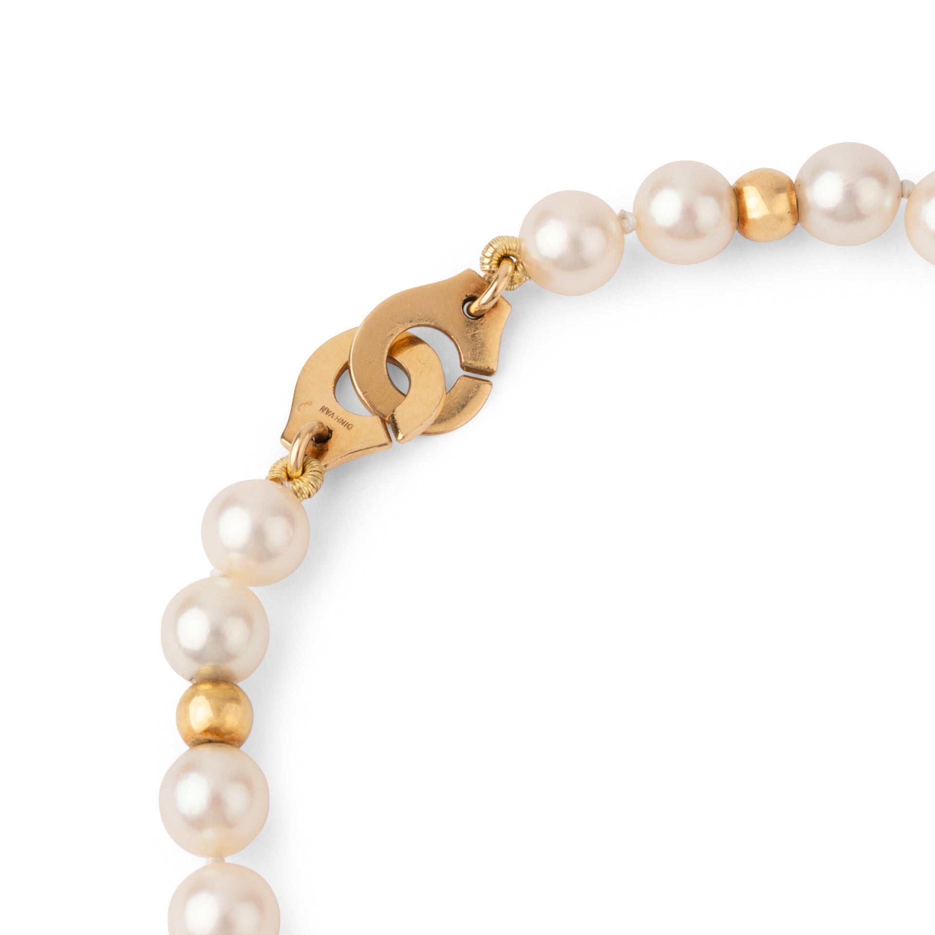 Collier perles Akoya et boule d'or fermoir menottes de la maison Dinh Van