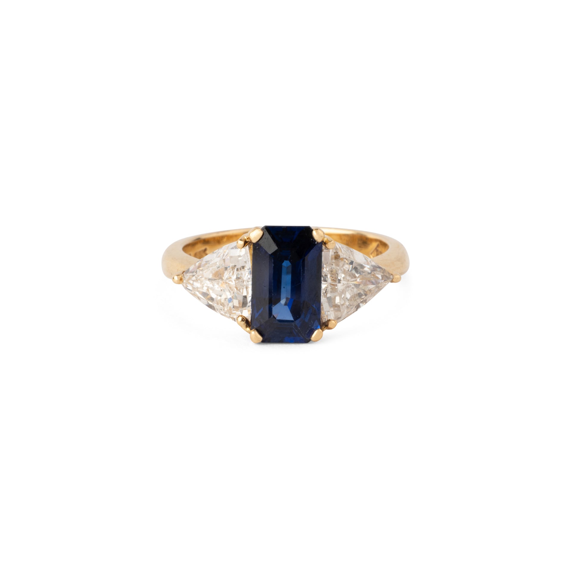 Bague saphir taille émeraude épaulé de 2 diamants taille triangle