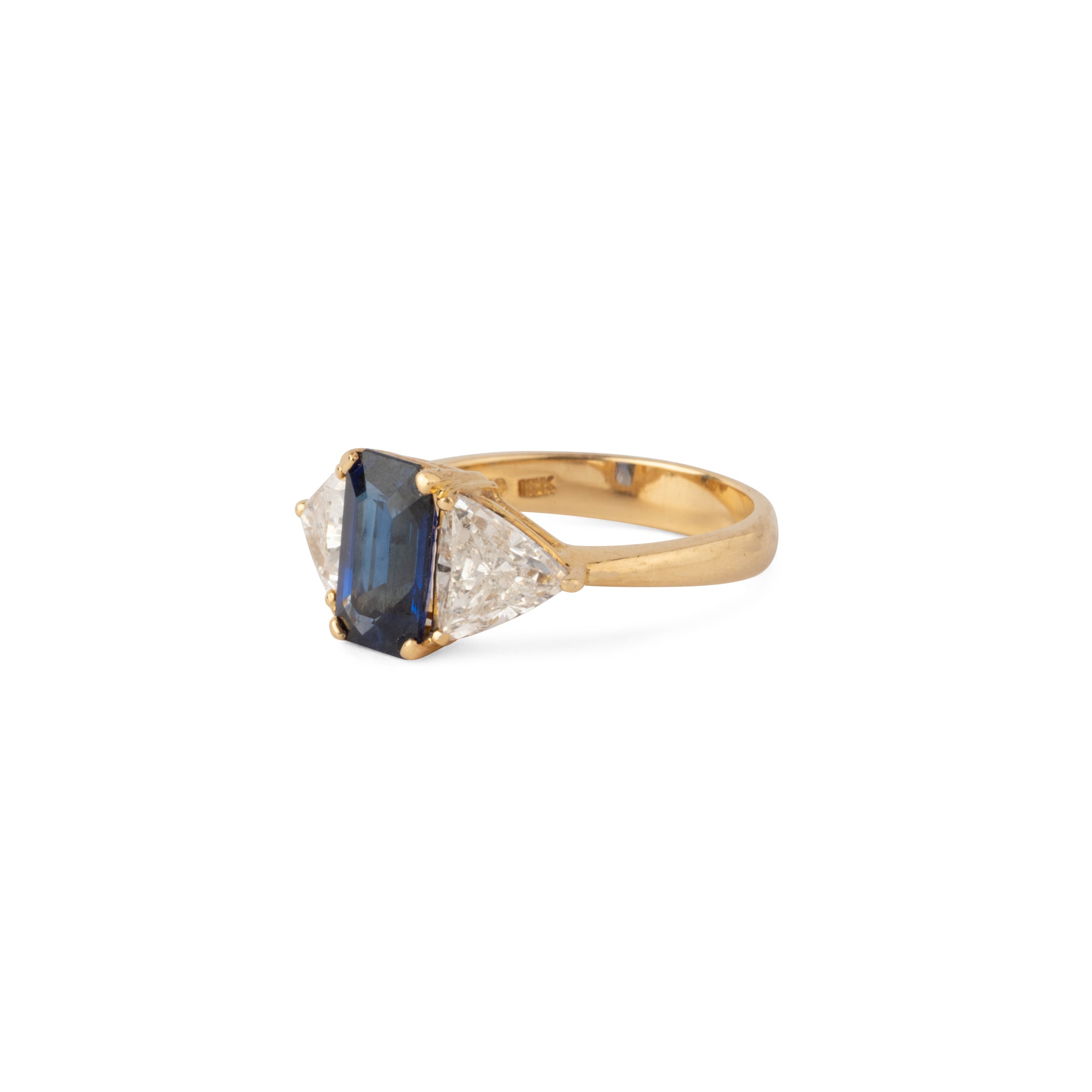 Bague saphir taille émeraude épaulé de 2 diamants taille triangle