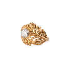 Charger l&#39;image dans la galerie, Bague en or jaune en forme de plume ornée d&#39;un solitaire
