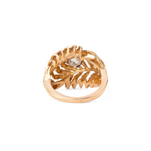 Charger l&#39;image dans la galerie, Bague en or jaune en forme de plume ornée d&#39;un solitaire
