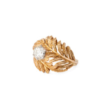 Charger l&#39;image dans la galerie, Bague en or jaune en forme de plume ornée d&#39;un solitaire
