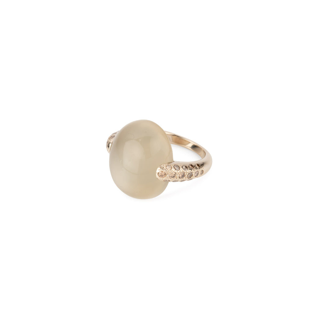 Bague or gris modèle Luna de la maison Pomellato en calcédoine et diamant.