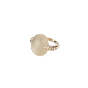 Bague or gris modèle Luna de la maison Pomellato en calcédoine et diamant.
