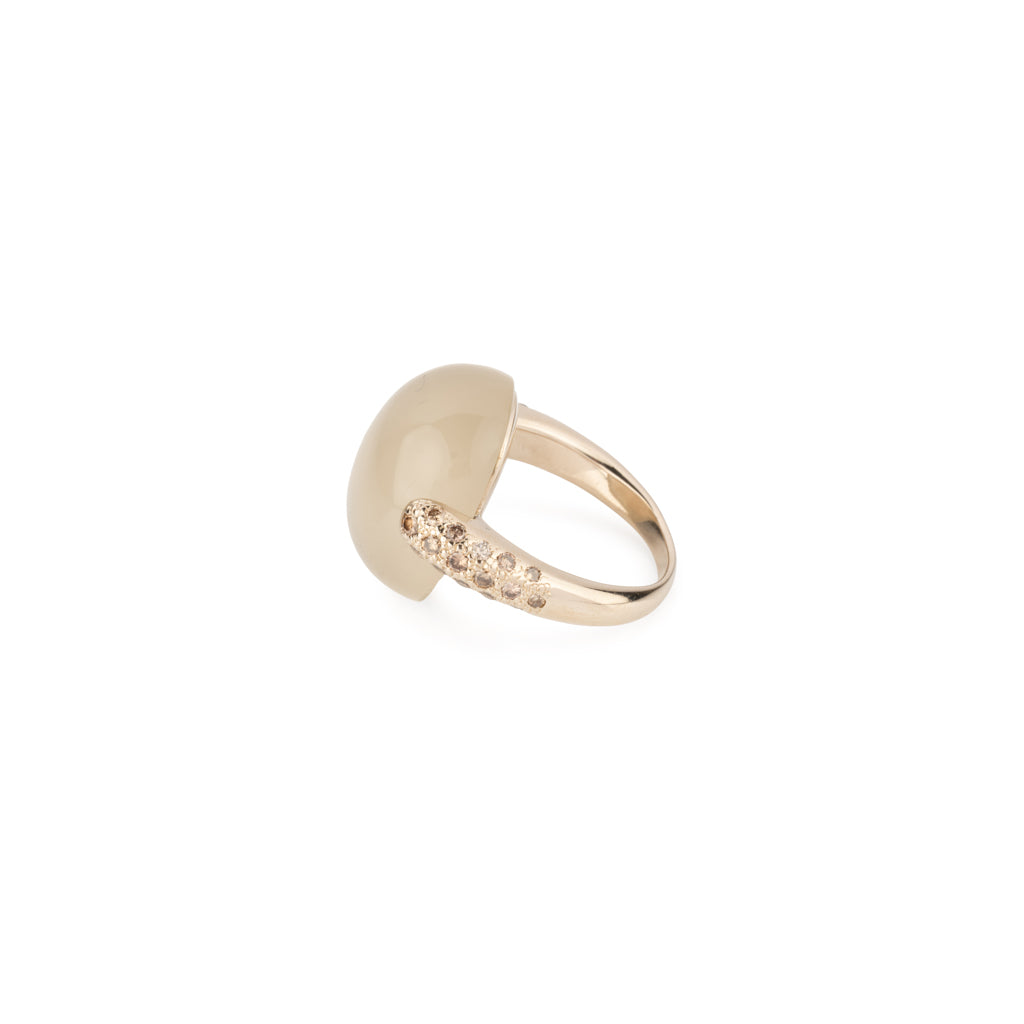Bague or gris modèle Luna de la maison Pomellato en calcédoine et diamant.