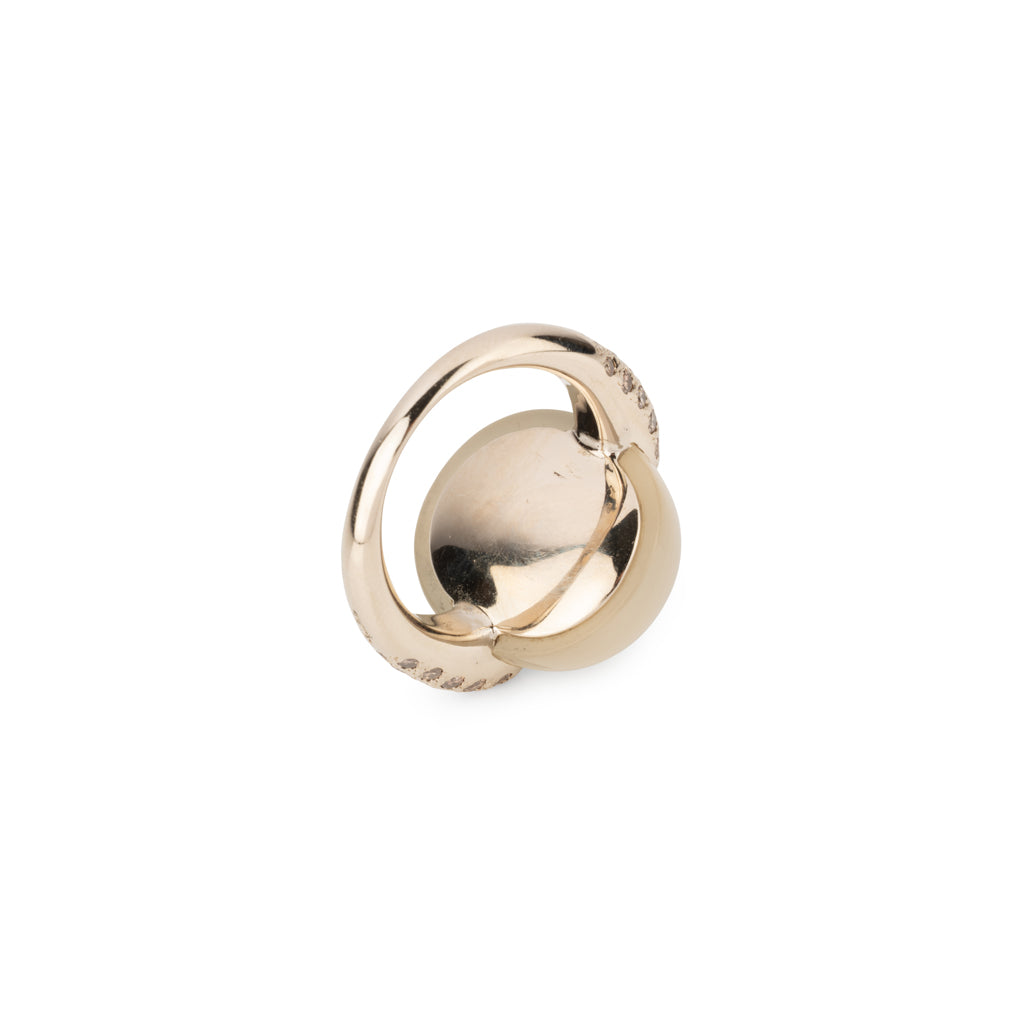 Bague or gris modèle Luna de la maison Pomellato en calcédoine et diamant.